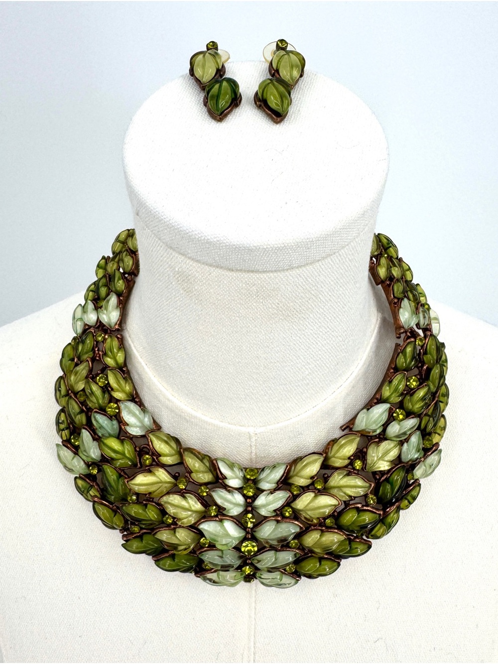 Estate Vintage Thermoset Collar Necklace with Earrings green leaf